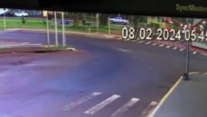 Câmera mostra colisão seguida de tombamento