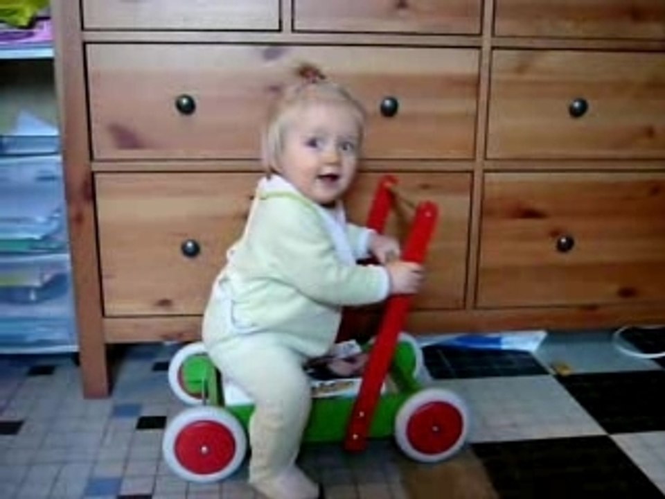 Camille fait de la trotinette porteur