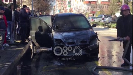Ora News - Mori flakë në lëvizje, digjet makina në qendër të Fierit