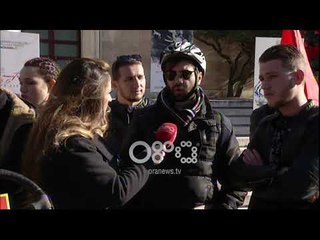 Ora News - Studentët protestë me timon: Shkarkimi i Lindita Nikollës nuk është lajm