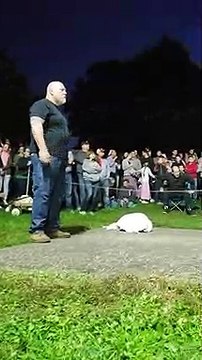 Son pantalon tombe aux genoux en portant un gigantesque rocher