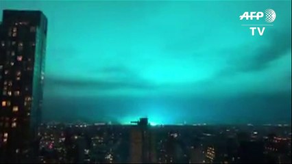 Cielo azul nocturno enciende redes sociales en Nueva York