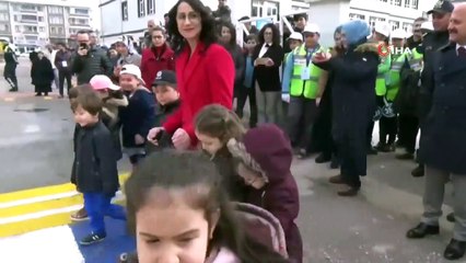 Gökkuşağı Renginde Okul Geçidi