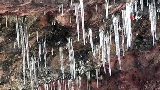 Kar ve yağmur sonrası soğuk havayla birlikte buz sarkıtları oluştu