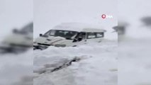 Kara Saplanan Minibüs Ekipler Tarafından Kurtarıldı
