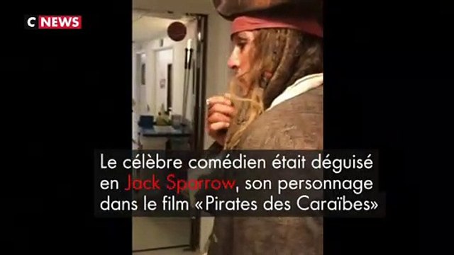 Johnny Depp, déguisé en Jack Sparrow, rend visite à l'Institut Curie