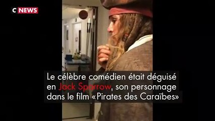 Johnny Depp, déguisé en Jack Sparrow, rend visite à l'Institut Curie