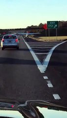 Le pilote d'un petit avion atterrit sur une autoroute pour faire pipi !
