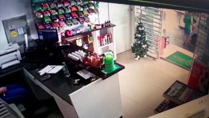 Criminoso é flagrado praticando assalto no Bairro São Cristóvão