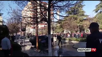 Report TV - Fier, makina përfshihet nga flakët në ecje e sipër, shpëton shoferi