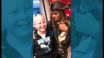 Johnny Depp, en «Pirate des Caraïbes», rend visite à des enfants atteints du cancer à l'Institut Curie à Paris