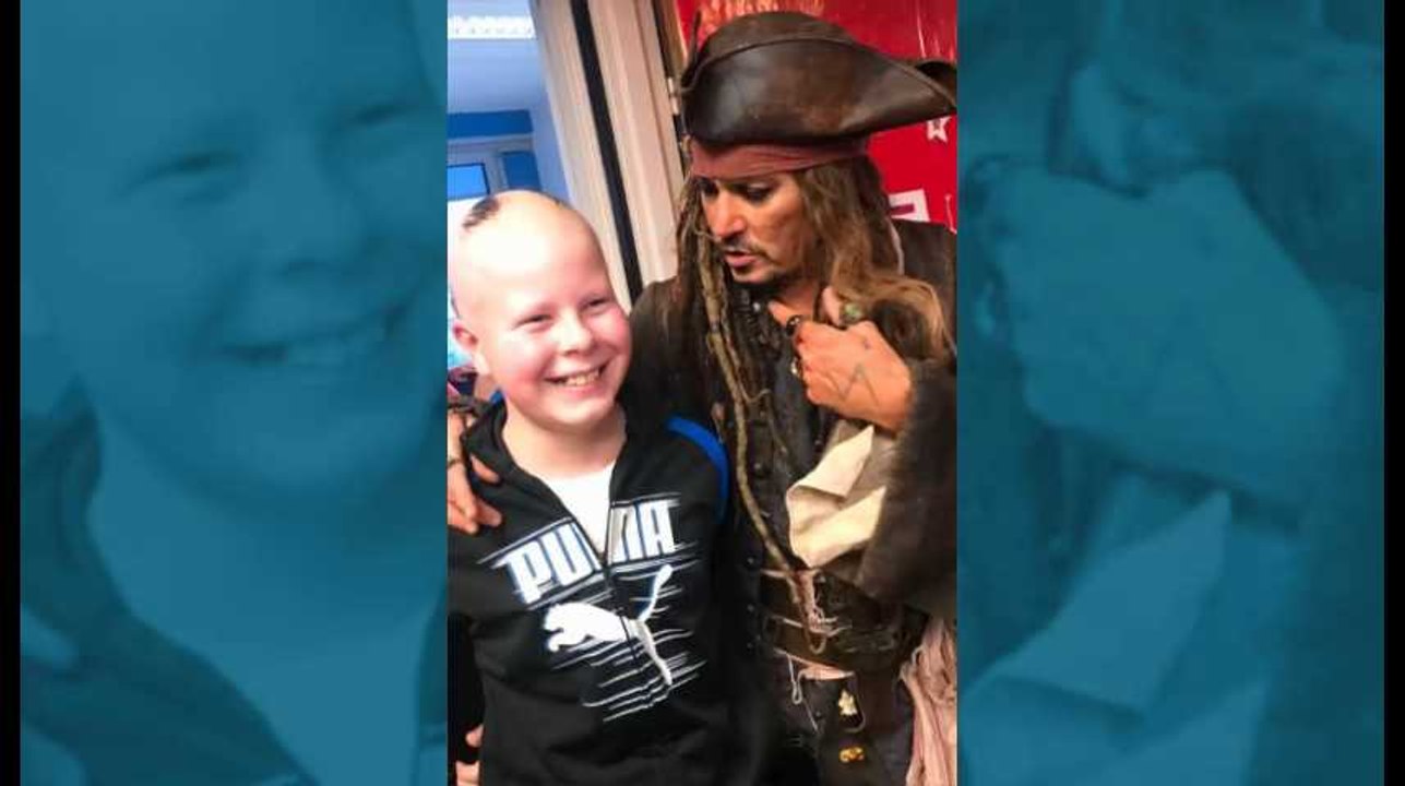 Johnny Depp, en «Pirate des Caraïbes», rend visite à des enfants atteints du cancer à l'Institut Curie à Paris