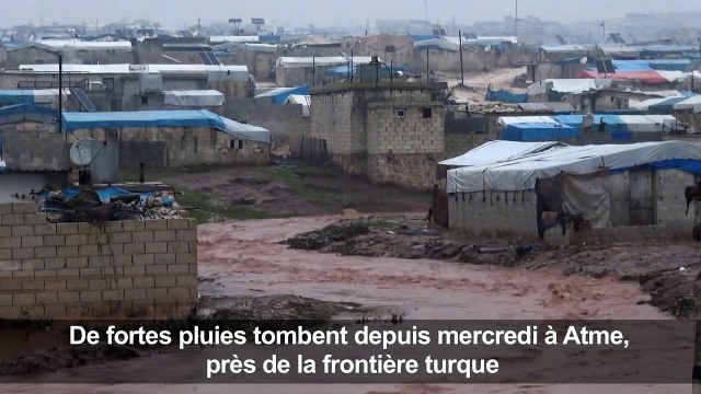 Un camp de déplacés inondé dans le nord de la Syrie (2)