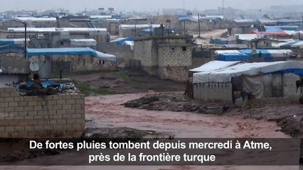Un camp de déplacés inondé dans le nord de la Syrie (2)
