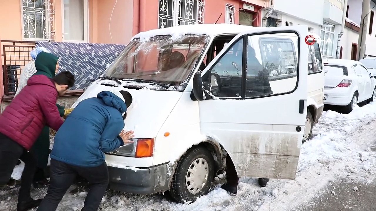 Sivas’ta Çamaşırlar Bile Dondu, Havaya Atılan Kaynar Su Buhar Oldu