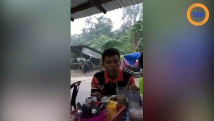 Ces deux hommes restent calme alors qu'une tempête s'abat derrière eux