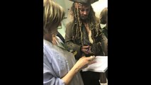 Johnny Depp, en Jack Sparrow, visite des enfants malades à Paris