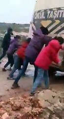 Şanlıurfa'da öğrencilerin yol isyanı: Bize yardım edin