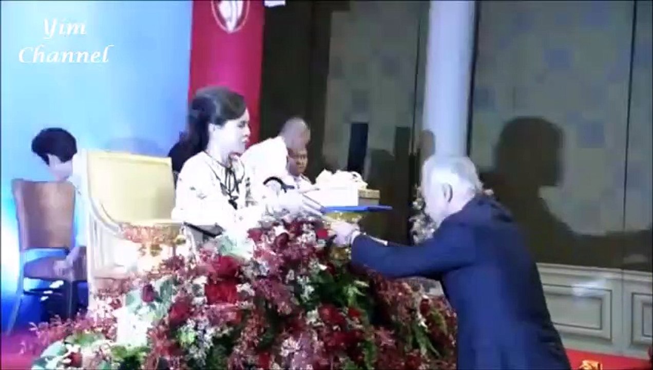 สงสัยหนุ่มคนนั้นจะตรงสเปคทูลกระหม่อมหญิงอุบลรัตนฯ เพราะท่านรีบวิ่งเข้าหาเลย!
