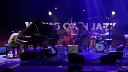 Grégory Privat, Chris Jennings, Tilo Bertholo : Looking Up (Petrucciani)