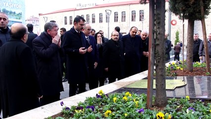 Çevre ve Şehircilik Bakanı Kurum Kadınlar Pazarı'na gitti, bez torba dağıttı