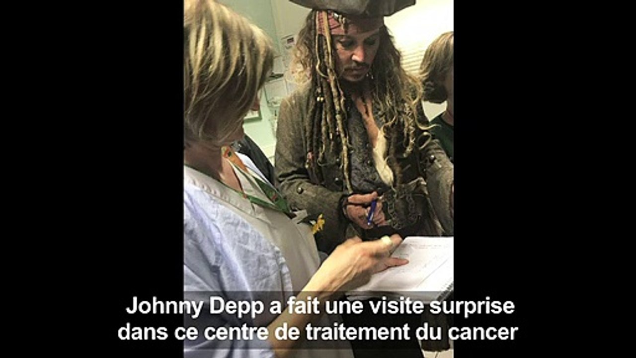 Johnny Depp, en Jack Sparrow, visite des enfants malades à Paris