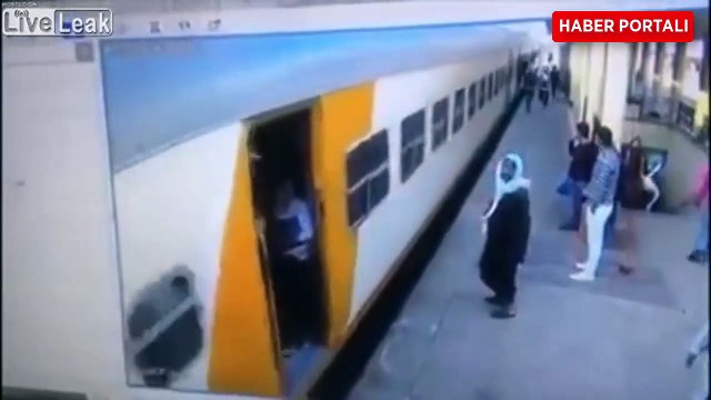 Hareket Halindeki Trene Binmeye Çalıştı