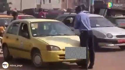 Un taximan fuit et roule avec un policier sur son capot