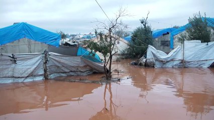 تواصل معاناة آلاف العائلات النازحة بالشمال السوري بسبب السيول