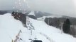 Un téléphérique secoué par un canon à neige allumé en pleine piste de ski !