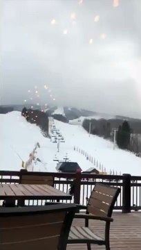 Un téléphérique secoué par un canon à neige allumé en pleine piste de ski !