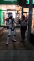 Elle chante du Adèle avec un Stormtrooper Star Wars