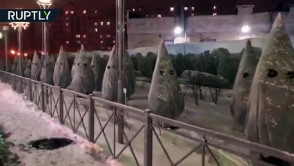 أشجار عيد الميلاد تتحول إلى أشباح تثير الرعب في الشوارع