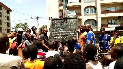 Un cours sur les problèmes de la Guinée dispensé en pleine rue à Koloma