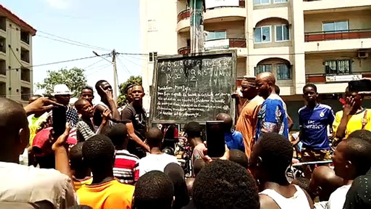 Un cours sur les problèmes de la Guinée dispensé en pleine rue à Koloma
