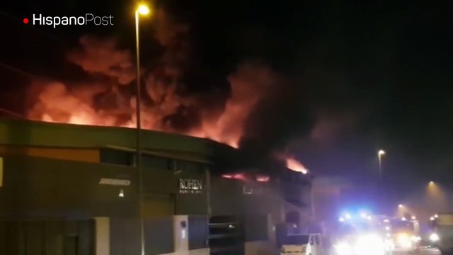 Un voraz incendio convirtió un taller de autos en un infierno