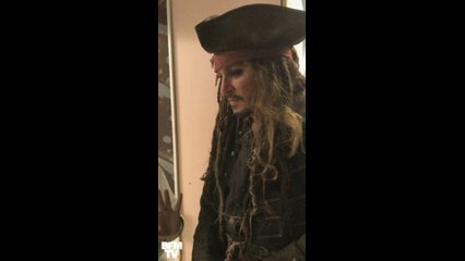 Johnny Depp rend visite à des enfants malades de Paris