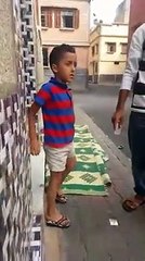 Il essaye de bloquer un billet contre un mur avec sa tête...