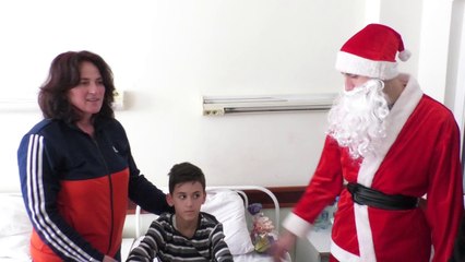 Bashkimi i femrave gjakovare shpërndajnë dhurata festive për fëmijët - Lajme