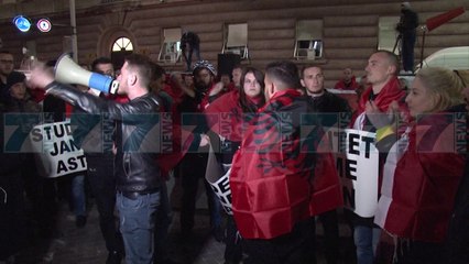 EMIGRANTET PROTESTOJNE PARA KRYEMINISTRISE, I BASHKOHEN DHE STUDENTE - News, Lajme - Kanali 7