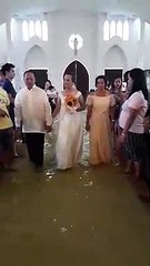 Philippines : Ils se marient dans une église inondée