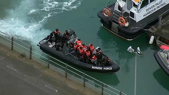 Dois barcos com 12 migrantes intercetados ao largo da costa de Kent