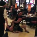 Cet ancien champion de MMA calme un homme ivre dans un restaurant ! Efficace