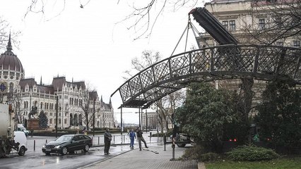 Tüntetés Nagy Imre eltávolított szobra helyén