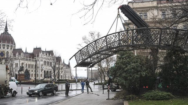 Tüntetés Nagy Imre eltávolított szobra helyén