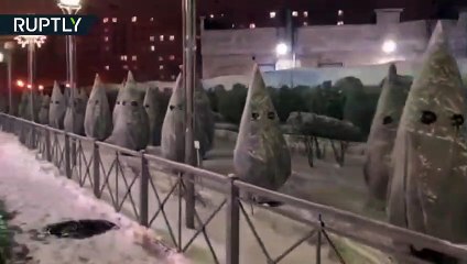 أشجار عيد الميلاد تتحول إلى أشباح تثير الرعب في الشوارع