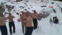 Kayseri Kar Kaplanlarından Yeni Yıl Öncesi Kar Banyosu