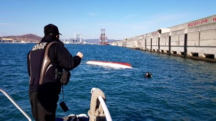 예인 중 어선 전복...승선원 3명 구조 / YTN