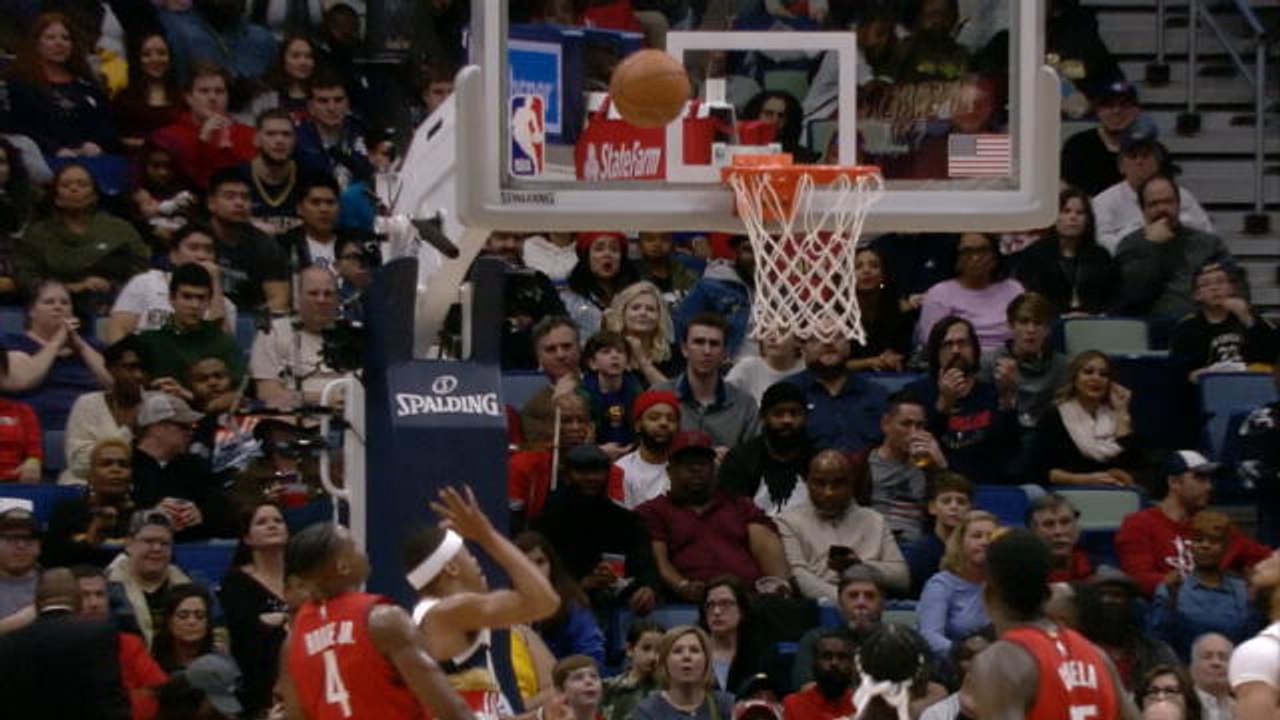Jrue Holiday finds Tim Frazier to beat the buzzer