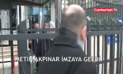 Metin Akpınar imzaya geldi